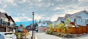Cozy n’comfortable 1 bedroom suite - A few minute drive to NRGH, VIU, Woodgrove 