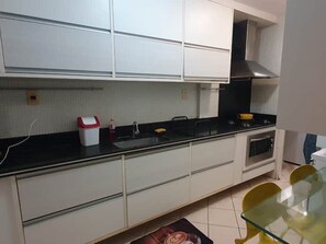 Kühlschrank, Ofen, Herdplatte, Mixer