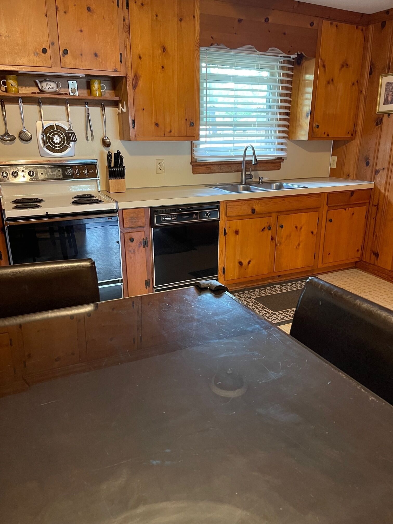 Ranch home, 3 private bedroom suites with full private bathrooms, near Duke Univ