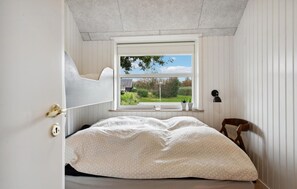 2 bedrooms, travel cot, free WiFi - Amazing home in Hemmet with WiFi (Hemmet)