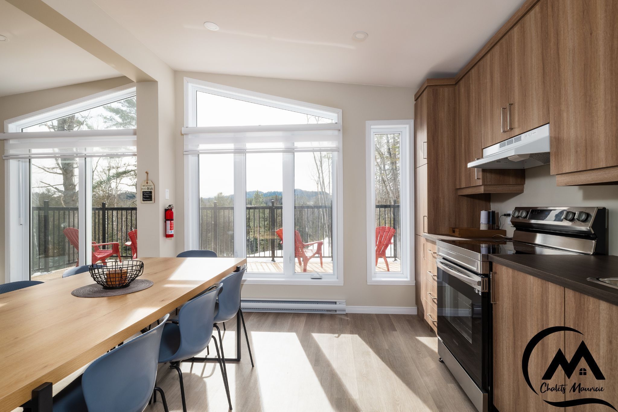 Escapade de Rêve! Chalet Neuf avec Spa, Vue Imprenable sur les Montagnes!