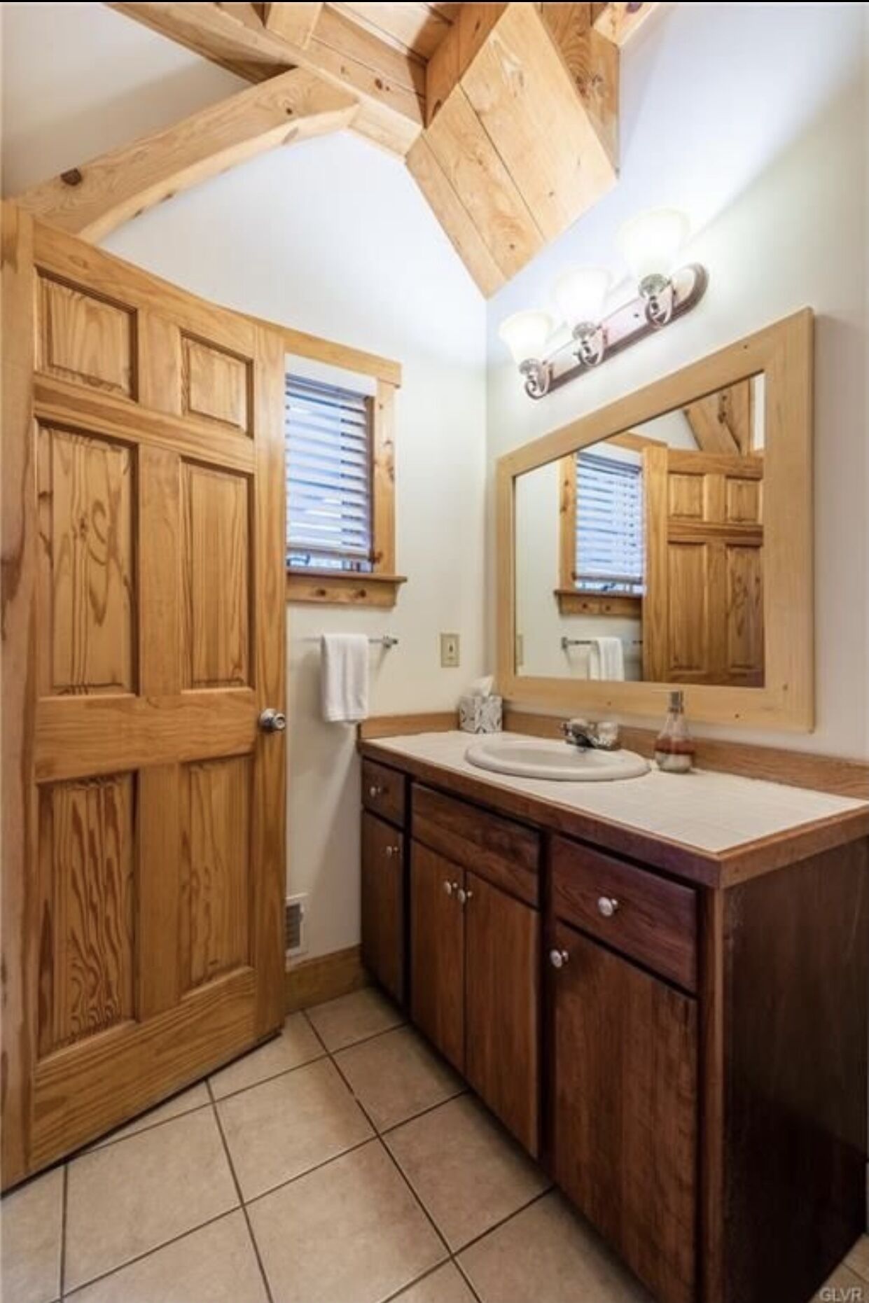 Quiet Poconos Chalet, Sleeps up to 12, Close to Skiing, Hiking, Wineries & More.