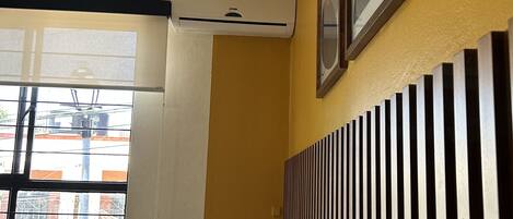 2 Schlafzimmer, Schreibtisch, Bügeleisen/Bügelbrett, Reisekinderbett