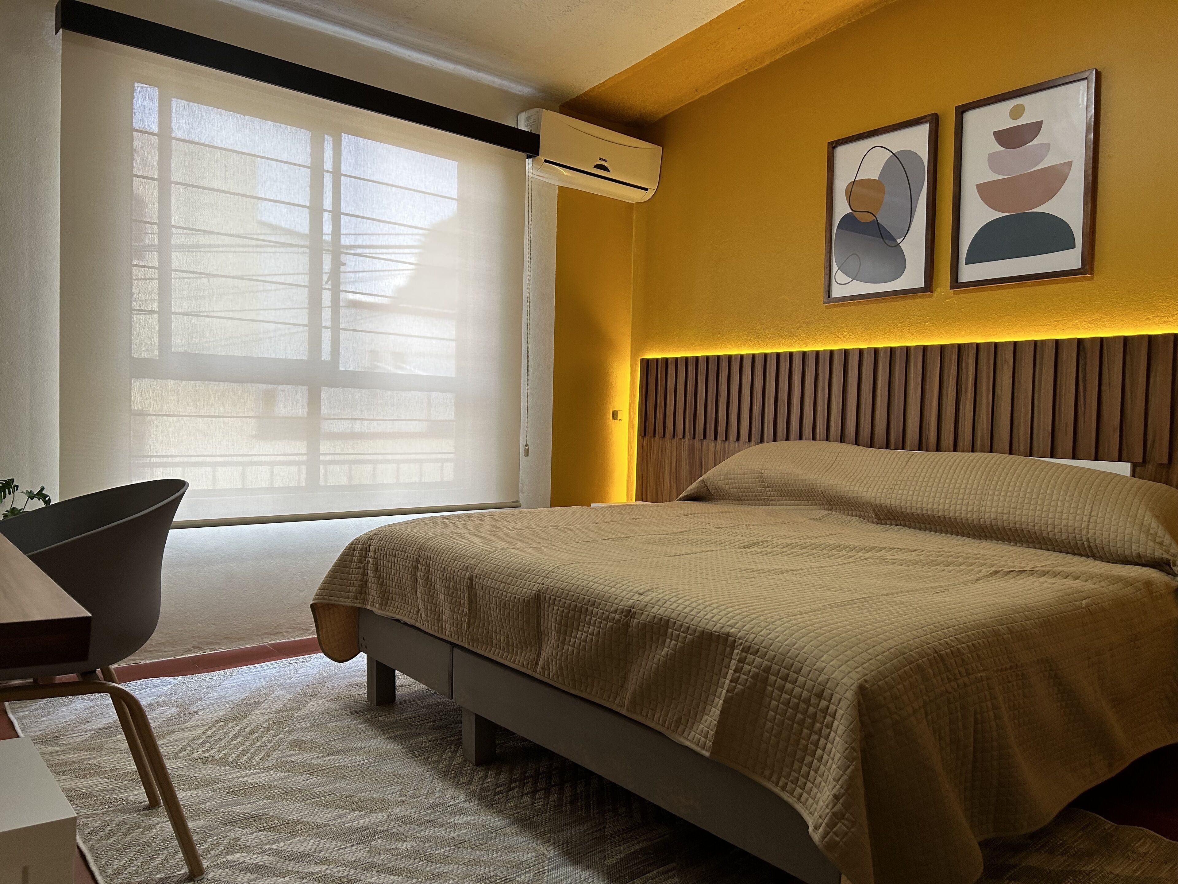 2 dormitorios, escritorio, tabla de planchar con plancha y cuna de viaje