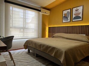 2 habitaciones, escritorio y tabla de planchar con plancha