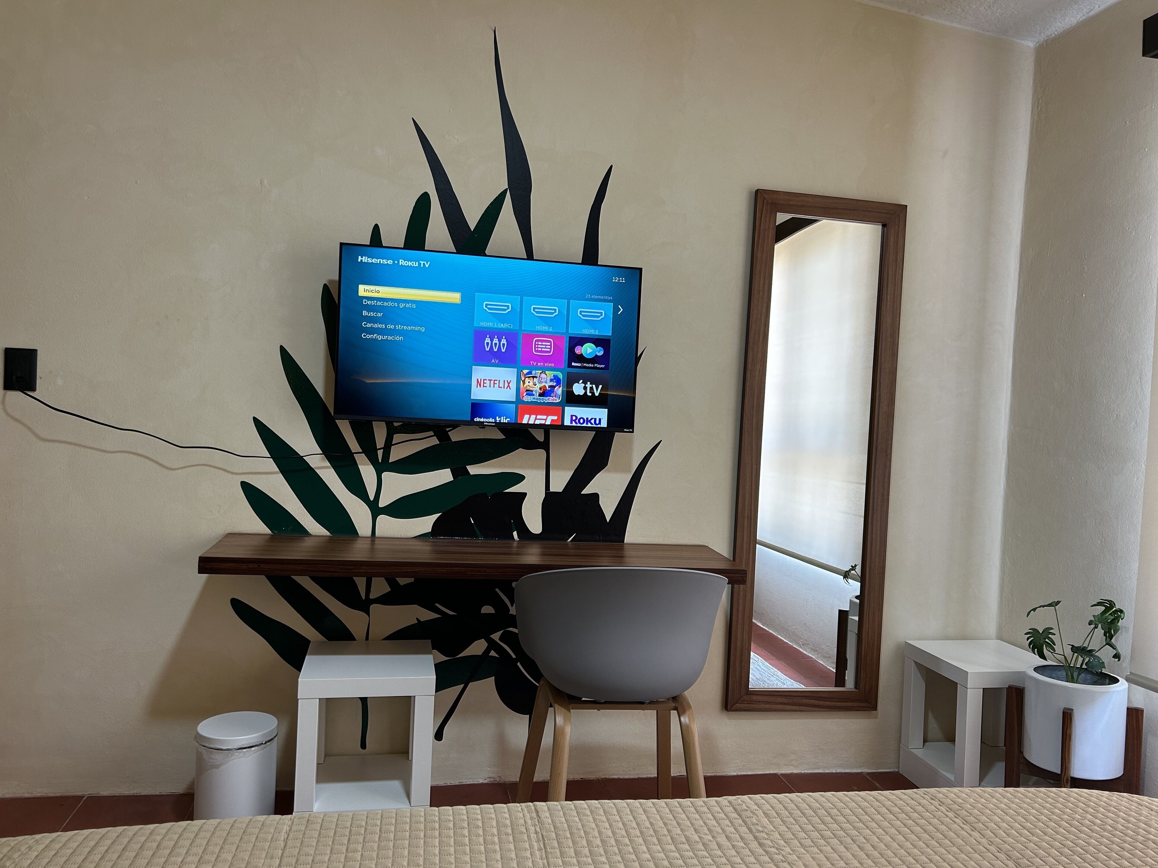 2 makuuhuonetta, työpöytä, silitysrauta/-lauta, vauvan matkasänky