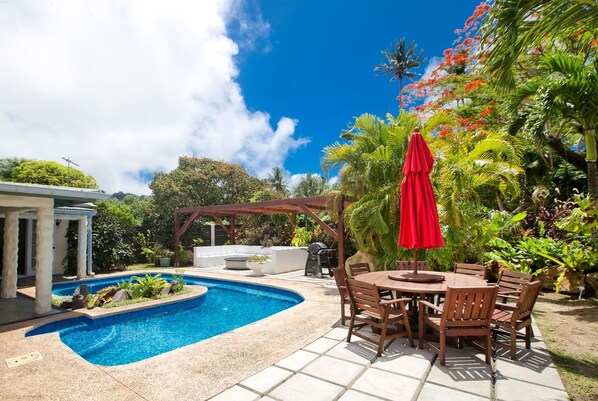 A backyard with a swimming pool, patio furniture, and a pergola. - Villa Honohitu w/pool, bbq outdoor space, and mini bar (Takitumu District)