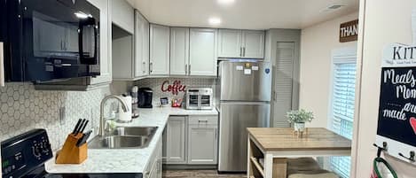 Køleskab, mikrobølgeovn, ovn, kogeplade