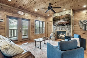 Smart-TV, Kamin, Videospiele, Tischfußball