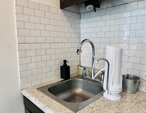 Comfort appartement | Privékeuken | Een koelkast, een magnetron, een waterkoker, een broodrooster