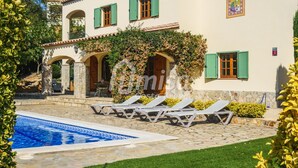 A villa with a swimming pool, outdoor seating, and a garden. - Villa Isabela, Calonge - Costa Brava (Calonge)