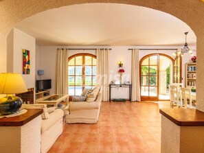 TV, fireplace - Charming Villa Isabela at the edge of the Costa Brava (Calonge)