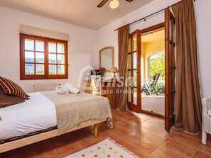 4 makuuhuonetta, silitysrauta/-lauta, Wi-Fi, vuodevaatteet