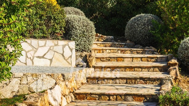 A stone staircase leading up to a stone wall with a geometric pattern. - Villa Isabela, Calonge - Costa Brava (Calonge)