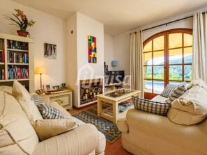 TV, fireplace - Charming Villa Isabela at the edge of the Costa Brava (Calonge)
