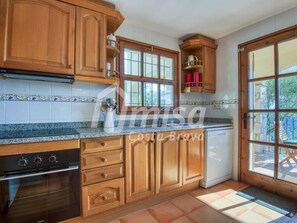 ثلاجة، ميكروويف، فرن، غسالة أطباق