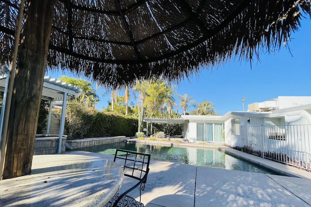 New Vibrant Palms Desert Escape