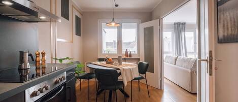 Fridge, oven, stovetop, coffee/tea maker