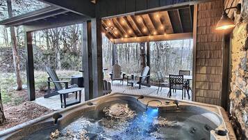 Bañera de hidromasaje al aire libre