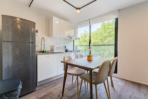 Réfrigérateur, micro-ondes, plaque de cuisson, cafetière/bouilloire
