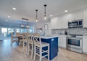 Fridge, microwave, oven, stovetop - Bayfront, Sleeps 10, Boat Slip, 3 BR/2.5 BATH, Main Pool Open After Labor Day (Ocean City)