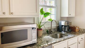 Refrigerador con congelador, microondas y parrilla de estufa