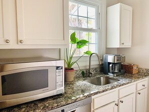 Lemari es besar, microwave, kompor, dan mesin pencuci piring