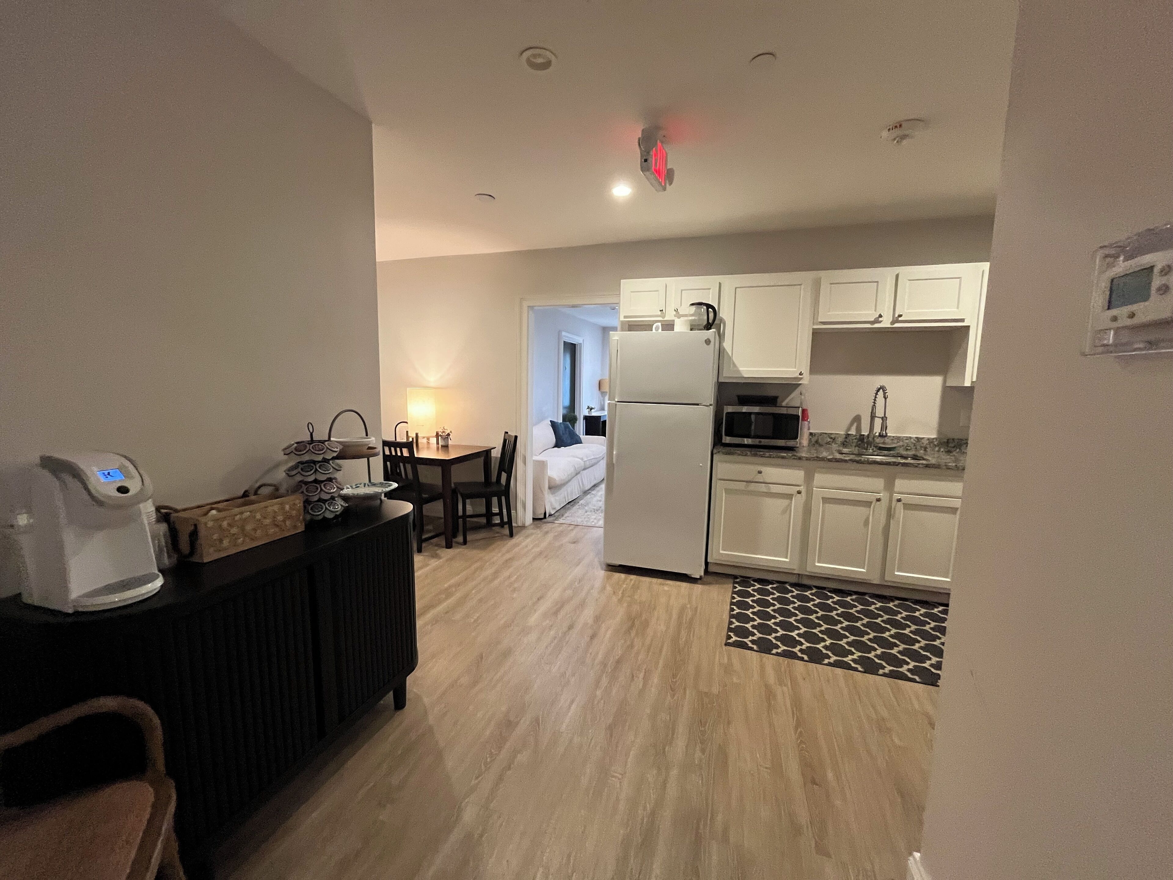 Business Duplex | Dapur peribadi | Peti sejuk/penyejuk beku saiz penuh, ketuhar gelombang mikro, dapur 