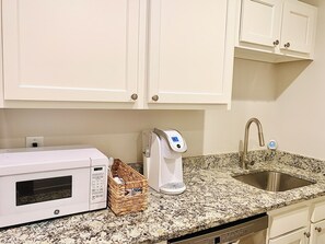 Full-size fridge, microwave, stovetop, dishwasher - The Drift (North Charleston)