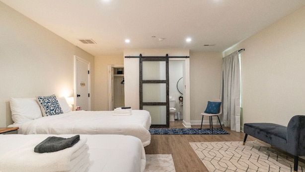 Desk, laptop workspace, iron/ironing board (on request), free WiFi - The Drift (North Charleston)
