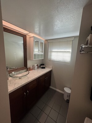 Doccia, asciugacapelli, asciugamani, sapone