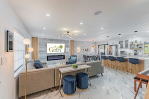 Smart TV, chimenea, videojuegos y futbolito 
