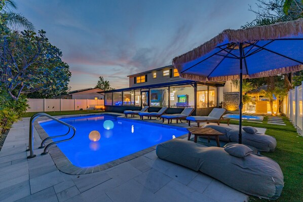 Utendørsbasseng og et oppvarmet basseng