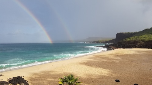 Beachfront Molokai Sanctuary Romantic Getaway Writers retreat Solo Rejuvenations