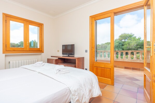 5 habitaciones, tabla de planchar con plancha y wifi gratis 