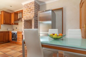 Fridge, microwave, oven, stovetop - PARADISE 88 - Spectacular villa with private pool. Free WIFI. (Calvià)