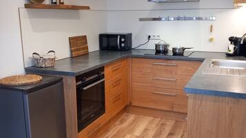 Een koelkast, een microgolfoven, een oven, een kookplaat