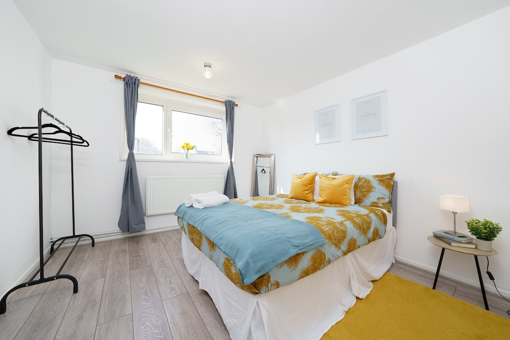 Modern 2 Bedroom Apt in Stratford