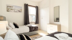 2 habitaciones, escritorio, tabla de planchar con plancha y wifi gratis 