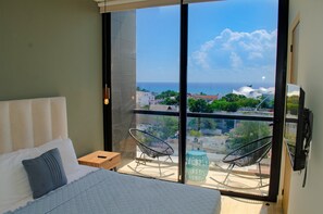 1 bedroom, WiFi, bed sheets - Stunning Oceanfront View Apt-Gym, Rooftop, Parking (Playa del Carmen)