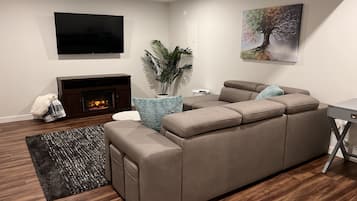 Una Smart TV, una chimenea