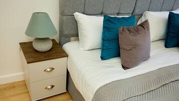 5 bedrooms, iron/ironing board, WiFi, bed sheets