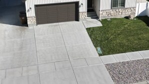 Einbungalow mit Garage, Stein Fundament und geneigtem Dach.