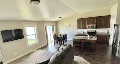 Peaceful Brookstone Family Retreat – Quiet Comfort in a Safe Neighborhood