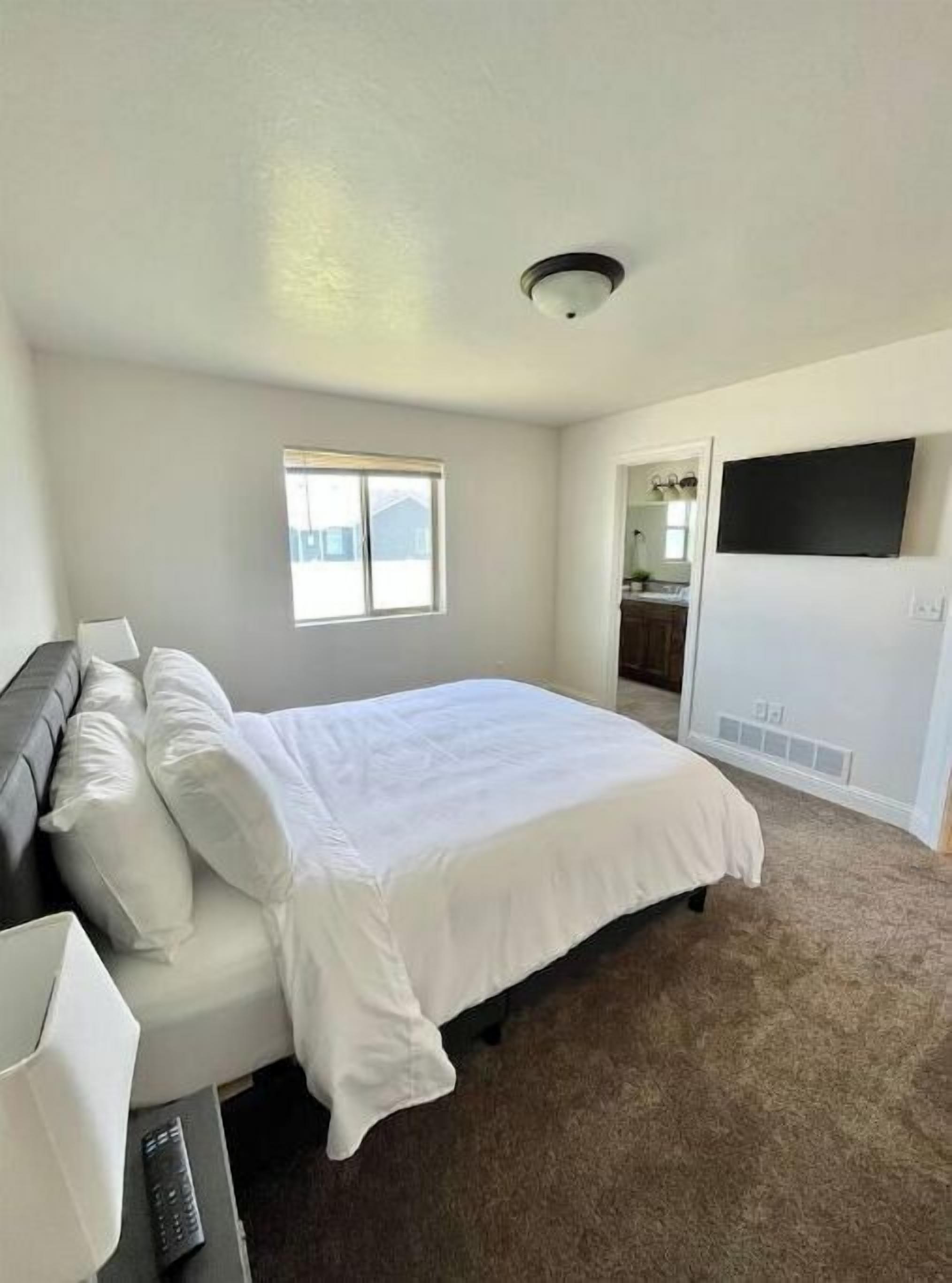 5 dormitoris, planxa i posts de planxar i un bressol de viatge 