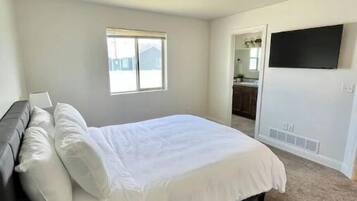 5 dormitoris, planxa i posts de planxar i un bressol de viatge