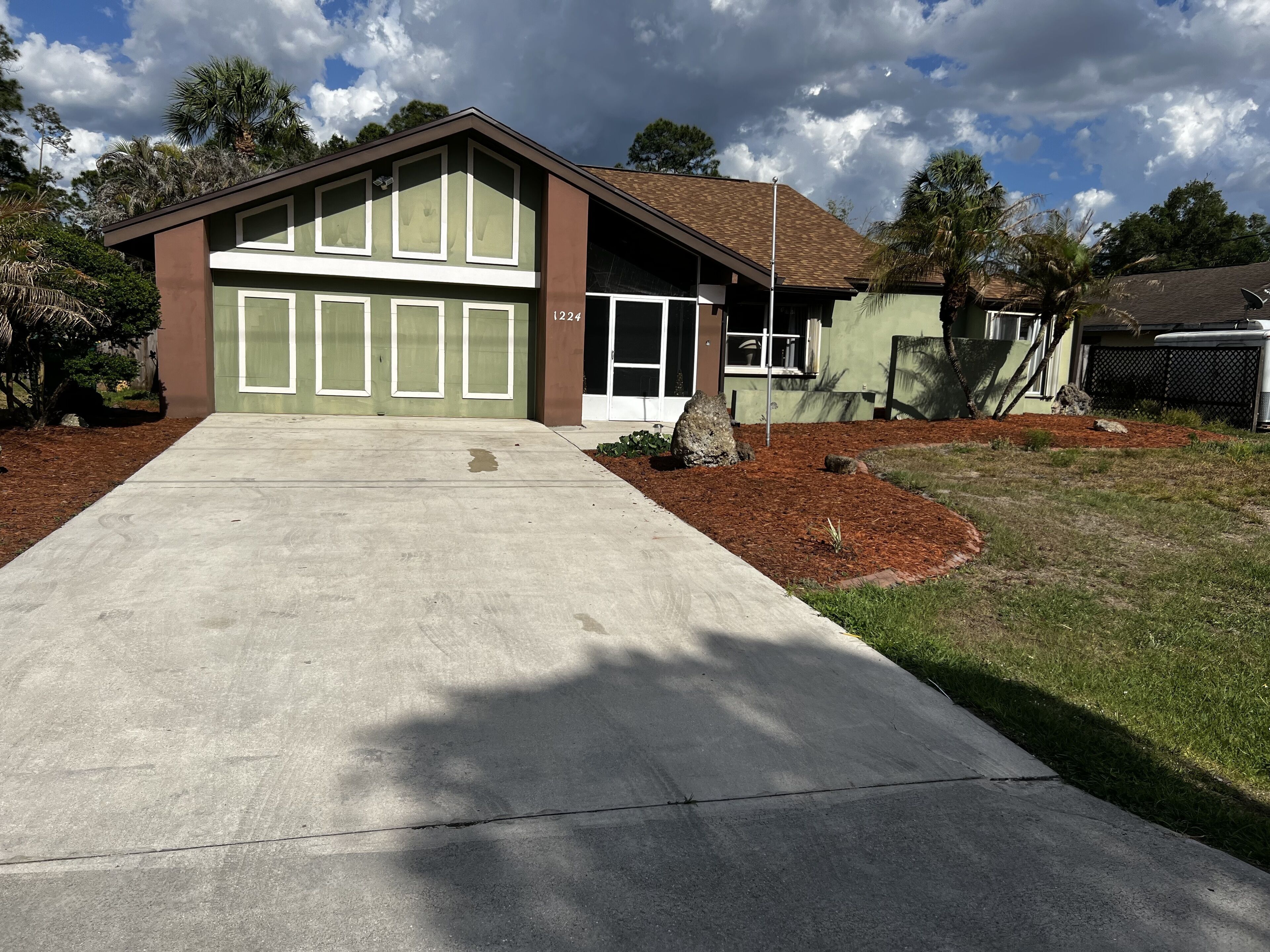 Spacious Vacation Getaway on Canal close to Beach
