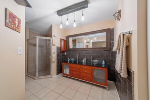 Douche, sèche-cheveux, serviettes fournies, savon