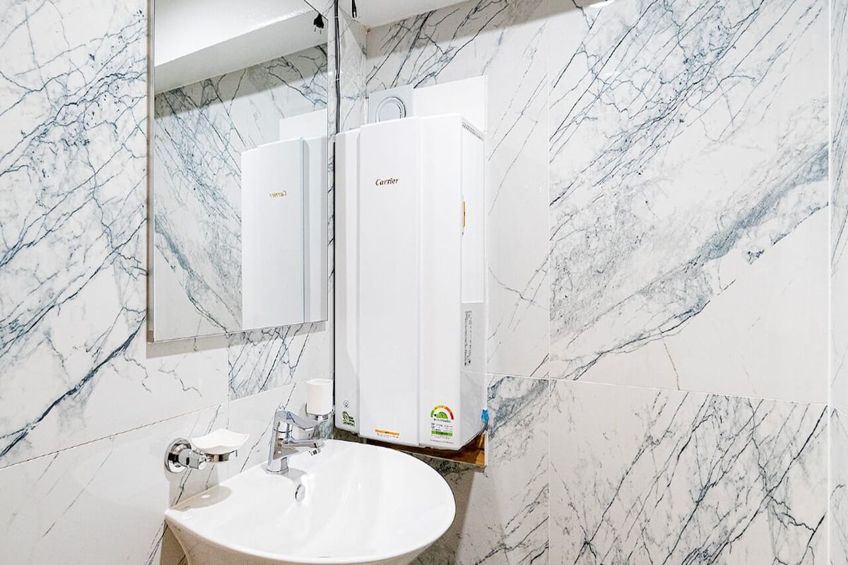 Quarto casal luxo | Banheiro | Banheira e chuveiro separados, secador de cabelo, roupões de banho