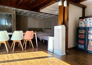 Chambre Double Familiale | Bureau, fer et planche à repasser, Wi-Fi gratuit, draps fournis